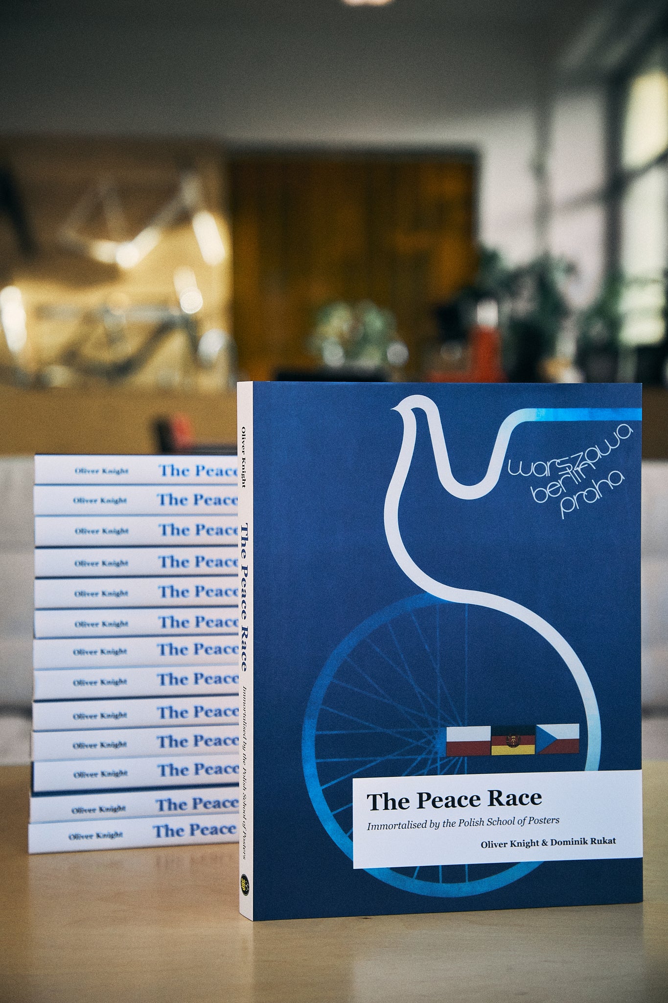 Książka "The Peace Race" Immortalised by the Polish School of Posters - Olivier Knight & Dominik Rukat