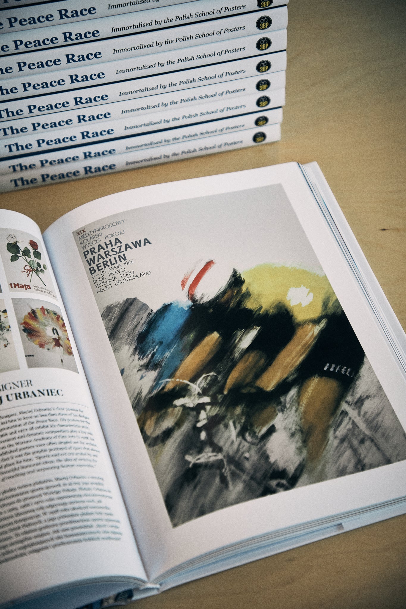 Książka "The Peace Race" Immortalised by the Polish School of Posters - Olivier Knight & Dominik Rukat
