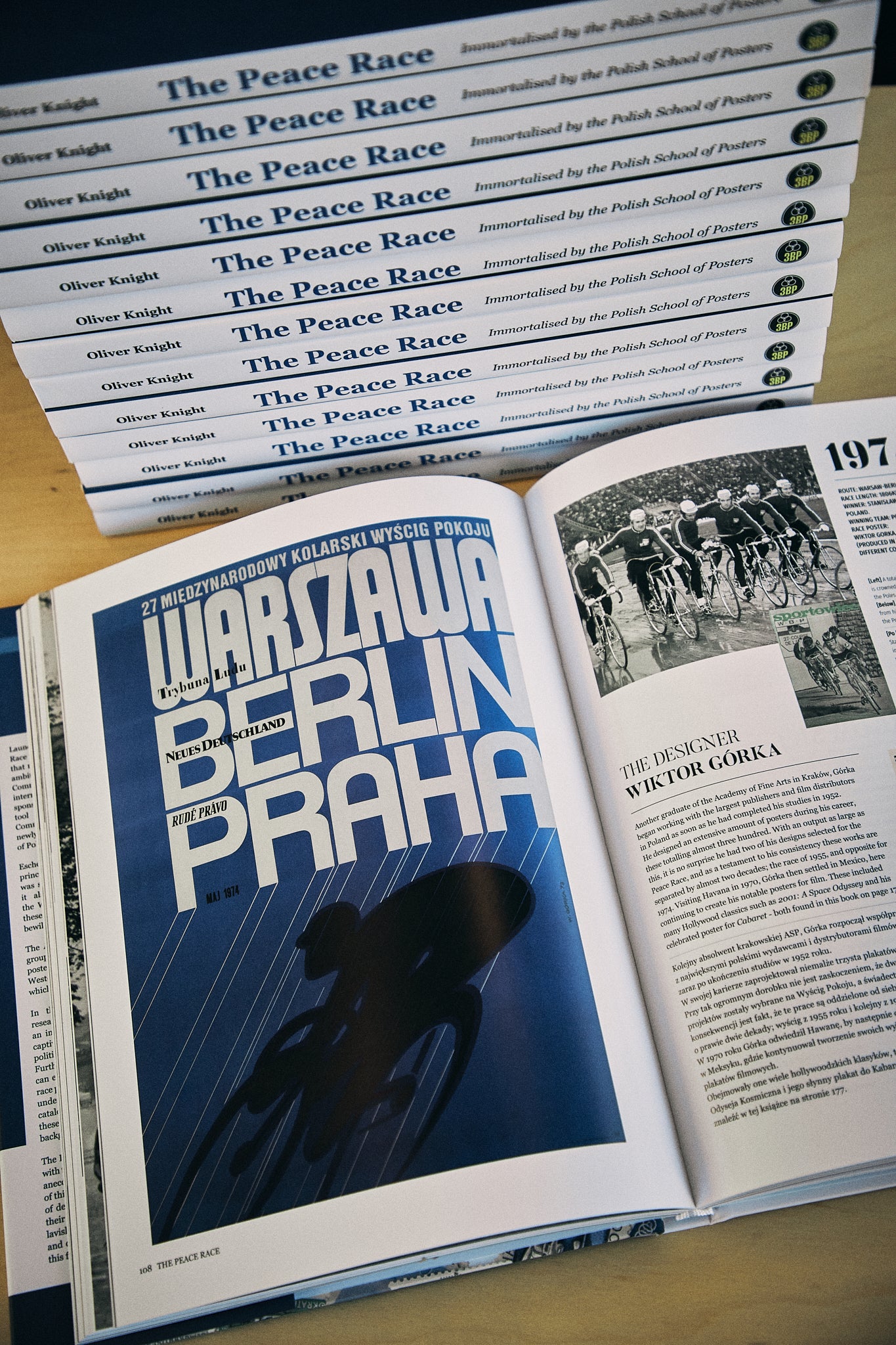 Książka "The Peace Race" Immortalised by the Polish School of Posters - Olivier Knight & Dominik Rukat