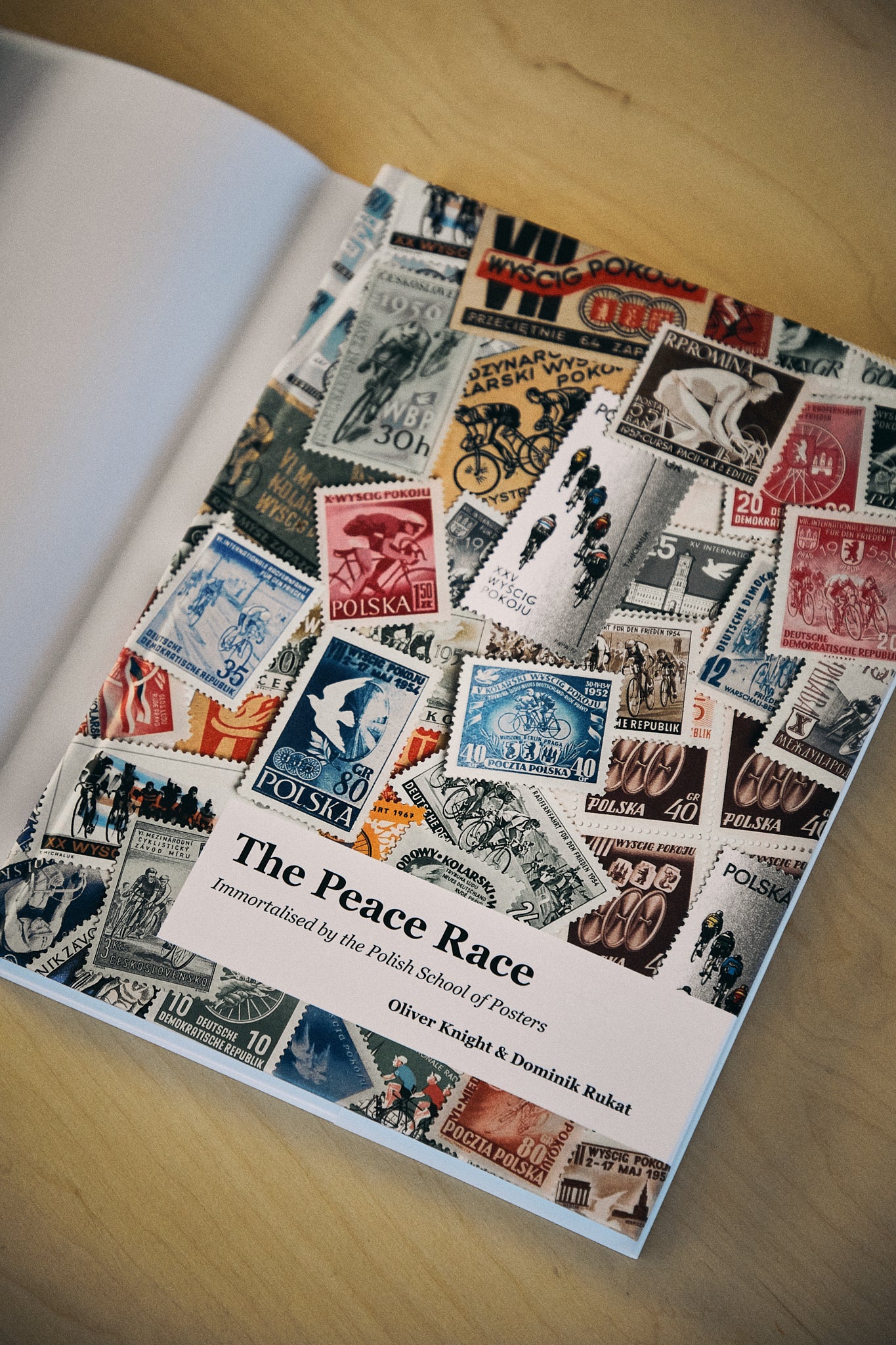 Książka "The Peace Race" Immortalised by the Polish School of Posters - Olivier Knight & Dominik Rukat